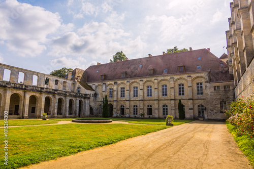 Vestiges de L'abbaye Notre-Dame de Longpont photo