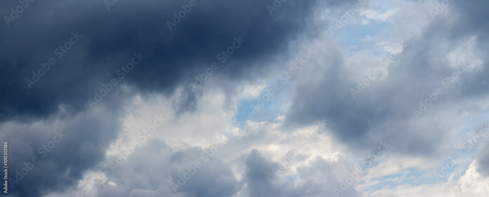 Obraz premium a dark heavy cloud is approaching the sky