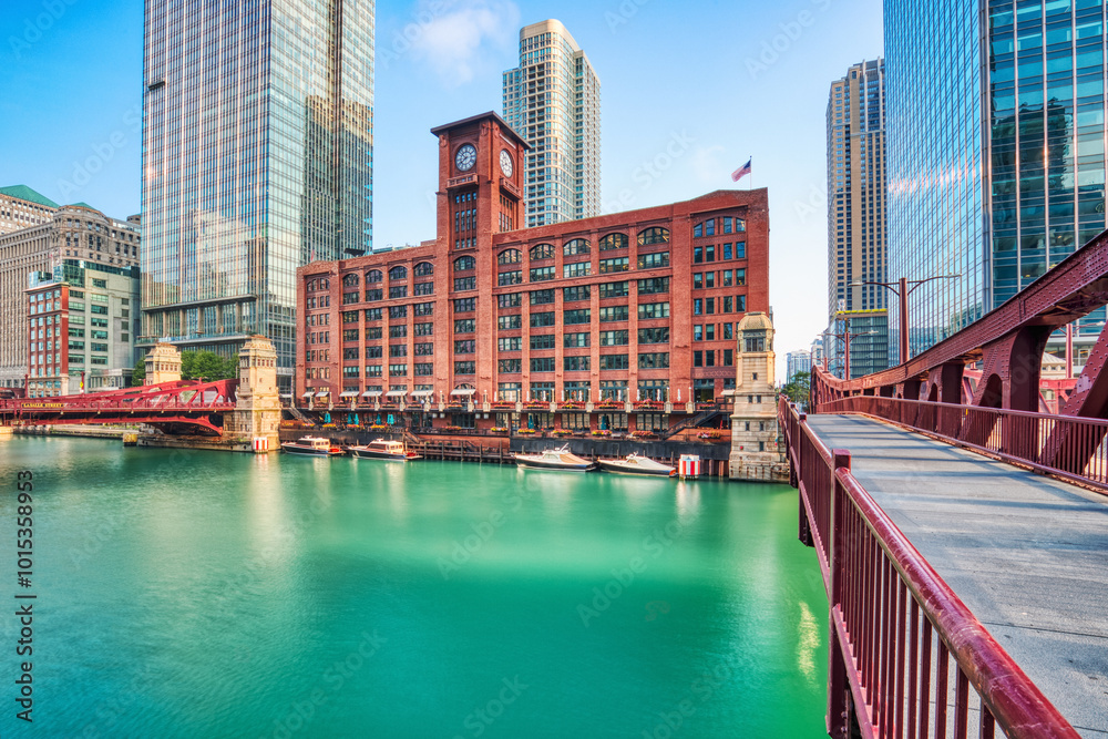 Fototapeta premium Chicago Downtown Cityscape with Chicago River at Sunrise