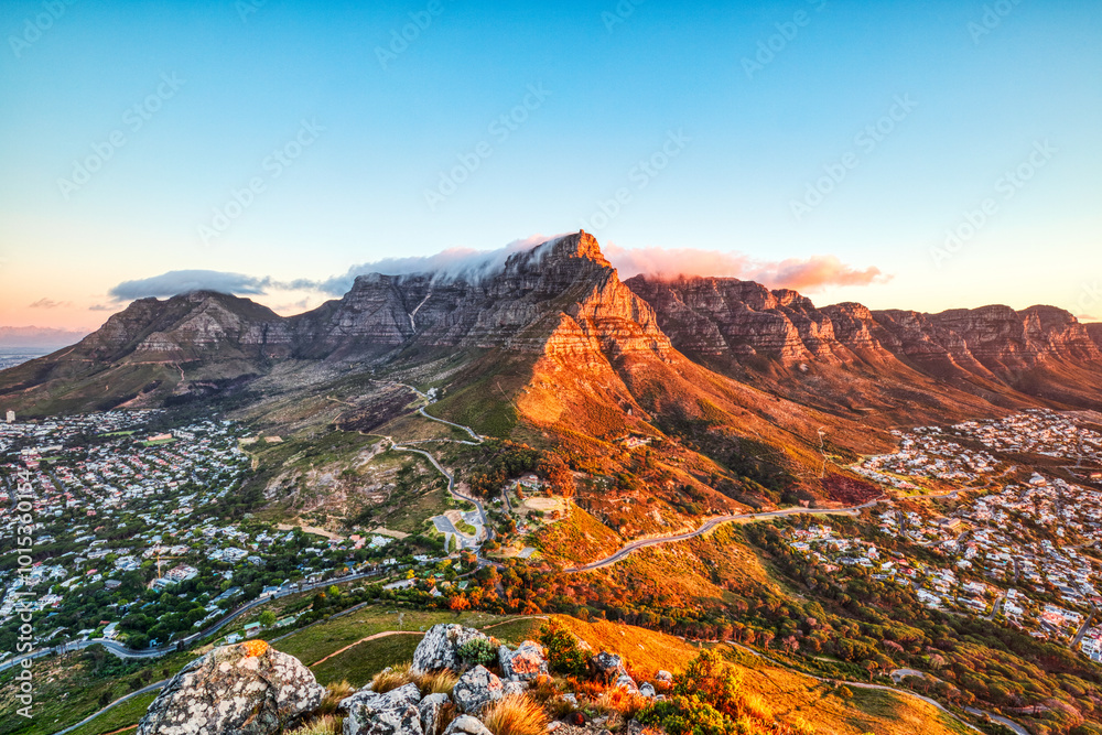 Obraz premium Cape Town Sunset over Camps Bay Beach with Table Mountain and Twelve Apostles in the Background