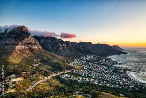 Fotografia Cape Town Sunset over Camps Bay Beach with Table Mountain and Twelve Apostles in