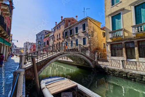 Obraz na płótnie Low bridges crossing the canals and connecting the streets, Venice, Italy w salonie