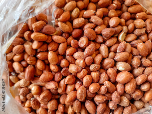 Peeled peanuts are a food used to enhance the taste of food