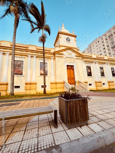 Lindo monumento arquiteto antigo com cores amarelas. photo