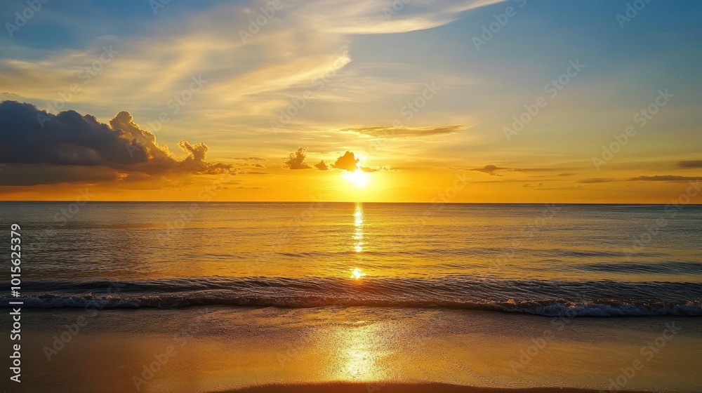 Fototapeta premium Golden Sunset over Ocean