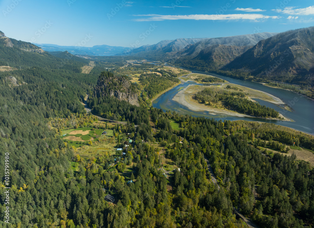 Obraz premium A beautiful mountain range with a river running through it