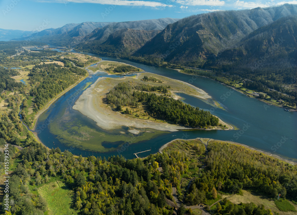 Obraz premium A river with a bend in it and a forest on the other side
