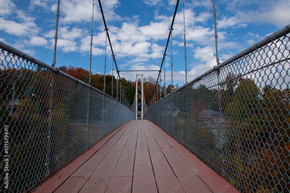 Obraz premium Bridge over a small river in the fall in the Canadian countryside