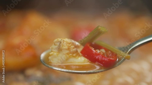 끓고 있는 뜨거운 생선매운탕 한 숟가락