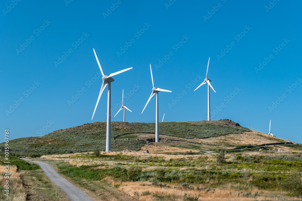 Nas alturas das montanhas e em meio à natureza, o parque eólico na Serra do Caramulo em Portugal Nas alturas das montanhas e em meio à natureza, o parque eólico na Serra do Caramulo em Portugal