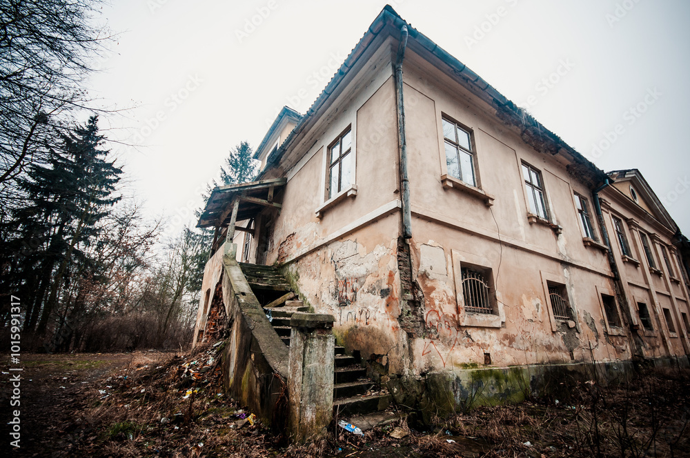 Obraz premium Abandoned Elegance: The Decaying Facade of a Once Grand Structure