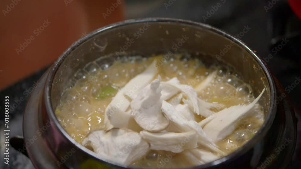 뚝배기에서 끓는 된장찌개에 들어가는 신선한 버섯