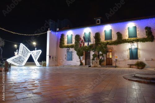 Décorations de Noël dans le village d'Arcangues, au Pays Basque photo