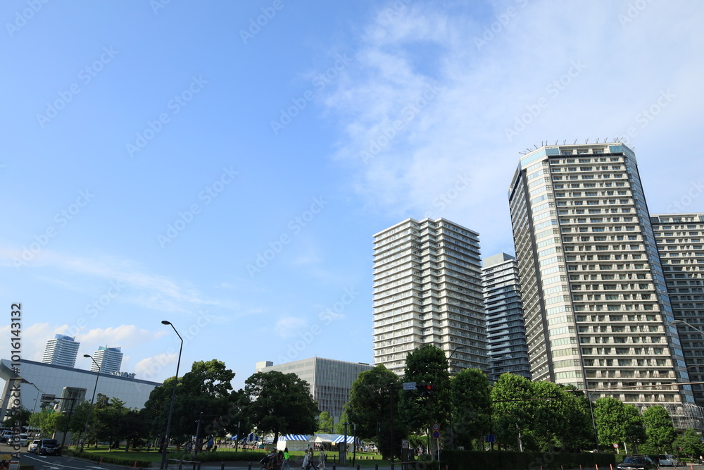 横浜みなとみらいにある高いビジネスビルや施設のある都市風景
