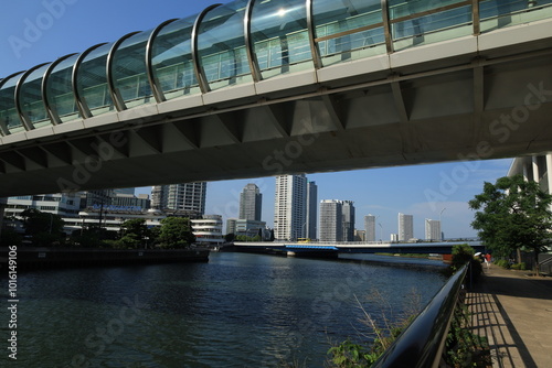 横浜駅東口みなとみらに繋がる橋「はまみらいウォーク」の風景 photo