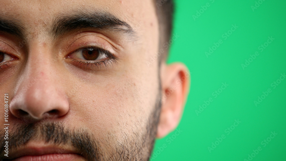 Obraz premium Man's face, close-up, on a green background