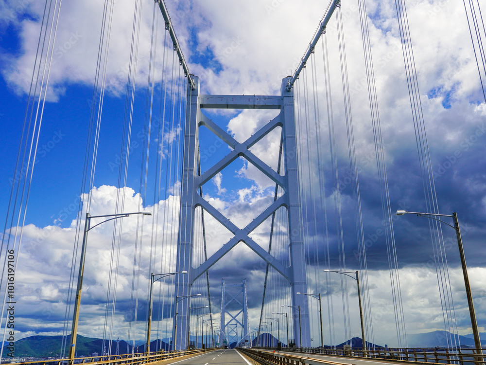 Obraz premium 瀬戸大橋で海を渡る 備讃瀬戸大橋（香川県坂出市）