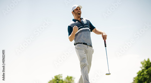 Fotografi Happy male golfer shouts in victory celebrating a successful putt