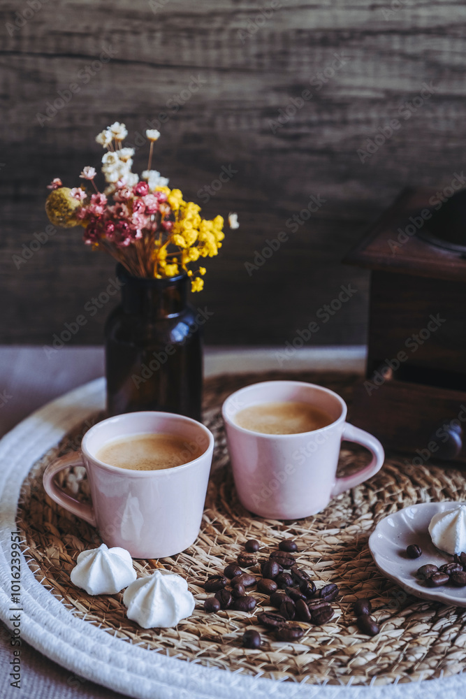 Tasse de café chaud sur la table avec des grains de café