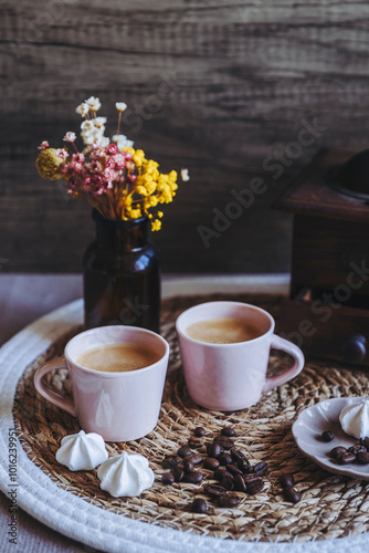Obraz na płótnie Tasse de café chaud sur la table avec des grains de café w salonie