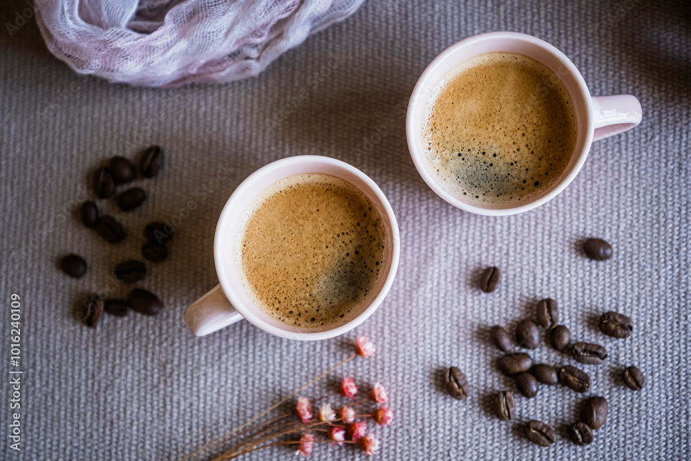 Tasse de café chaud sur la table avec des grains de café