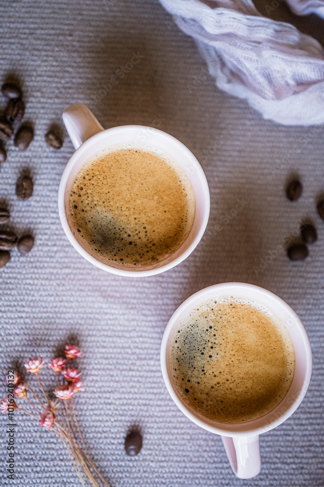 Tasse de café chaud sur la table avec des grains de café