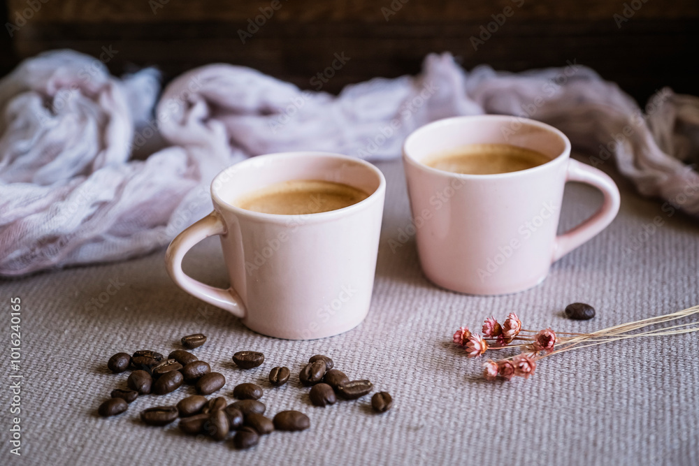 Tasse de café chaud sur la table avec des grains de café