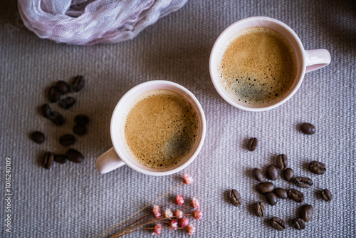 Obraz na płótnie Tasse de café chaud sur la table avec des grains de café w salonie