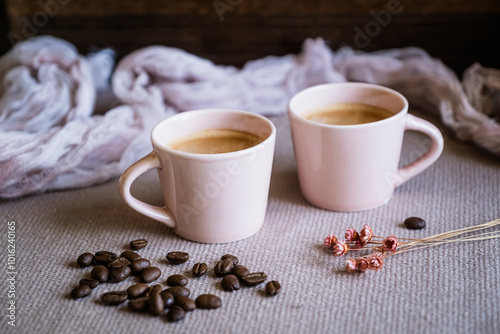 Obraz na płótnie Tasse de café chaud sur la table avec des grains de café w salonie