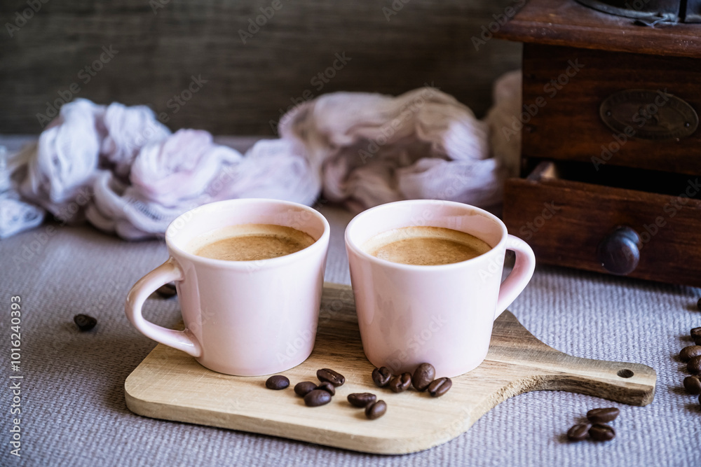 Tasse de café chaud sur la table avec des grains de café