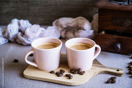 Obraz na płótnie Tasse de café chaud sur la table avec des grains de café w salonie