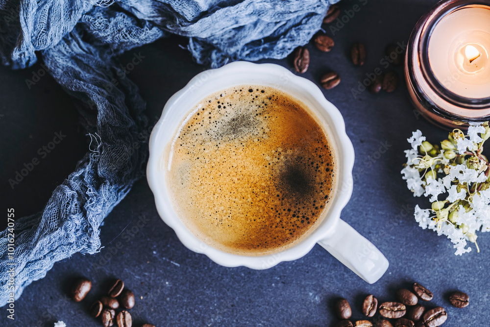 Tasse de café chaud sur la table avec des grains de café