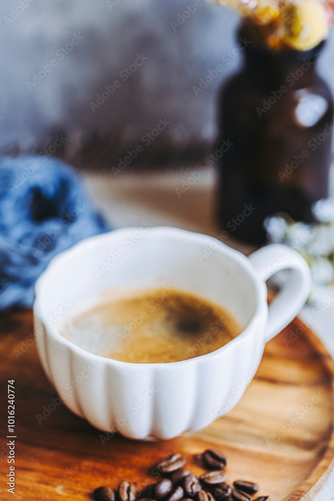 Tasse de café chaud sur la table avec des grains de café