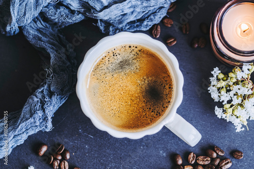 Tasse de café chaud sur la table avec des grains de café photo