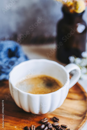 Tasse de café chaud sur la table avec des grains de café