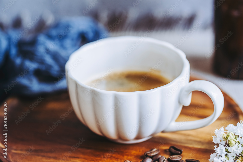 Tasse de café chaud sur la table avec des grains de café