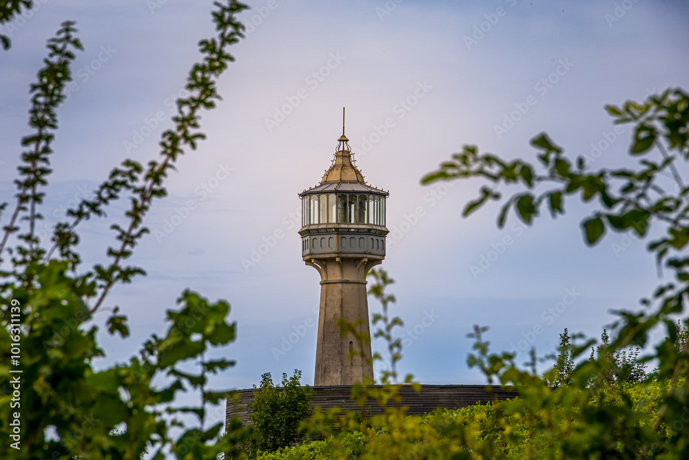 Le Phare de Verzenay au milieu des vignobles de vin pétillant de Champagne Le Phare de Verzenay au milieu des vignobles de vin pétillant de Champagne