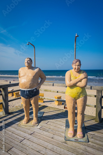 Figuren unter der Dusche am Strand, Sylt, Deutschland