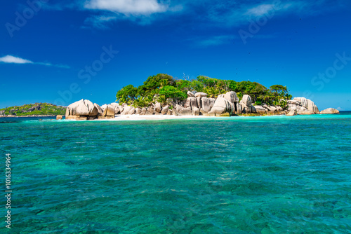 Obraz na płótnie Amazing landscape of La Digue Island in the Seychelles Archipelago w salonie