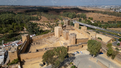 Vista aérea del castillo de Alcalá de Guadaíra en la provincia de Sevilla, España