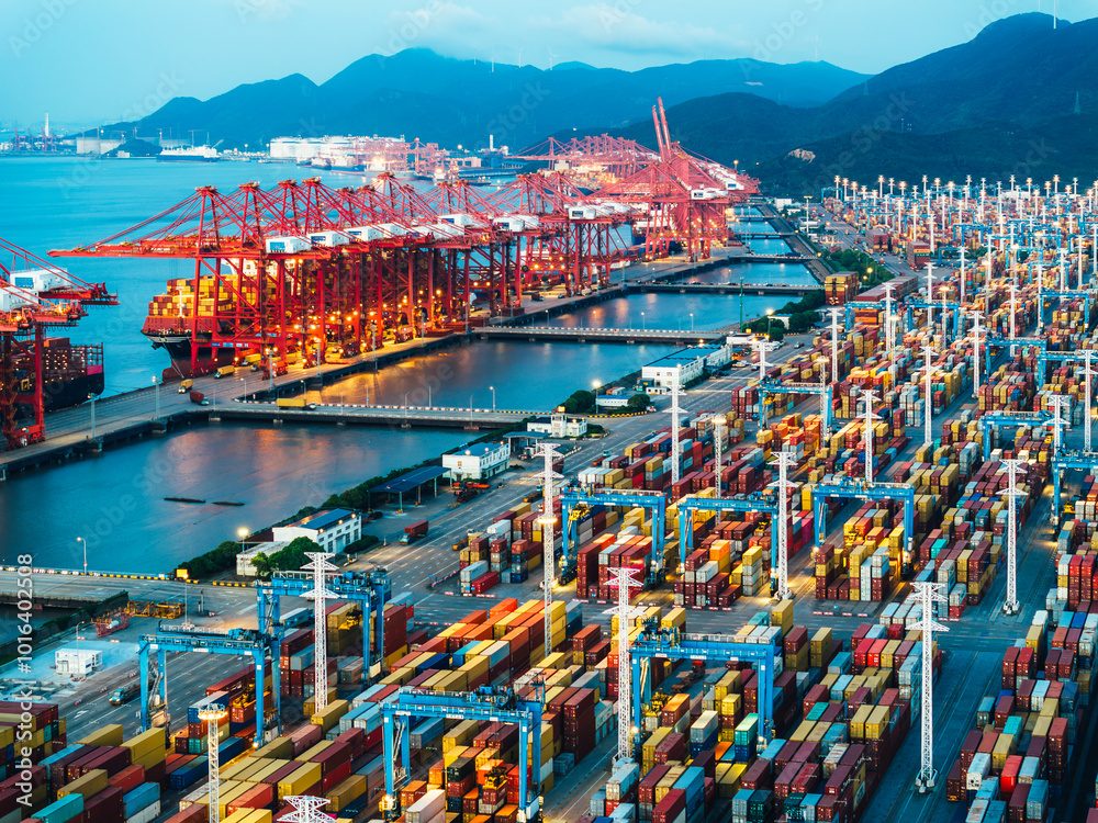 Obraz premium Ningbo-Zhoushan Port at dusk