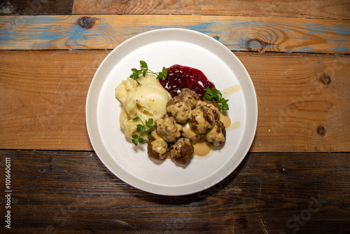 Foto A delicious plate of Swedish meatballs with mash potatoes and lingonberry sauce
