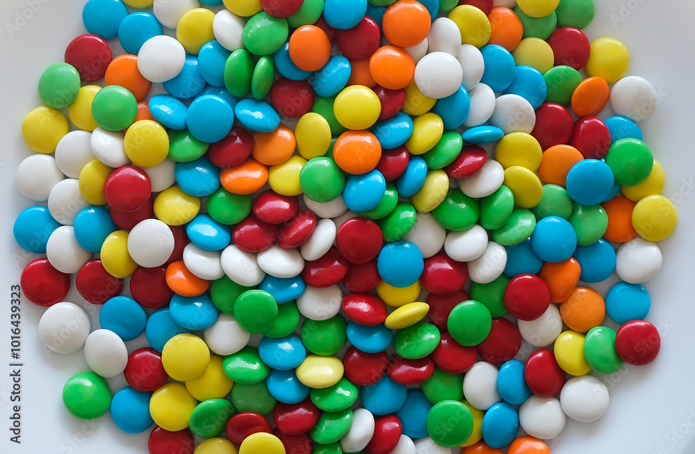 Fototapeta premium close up shot of colorful chocolate candies 