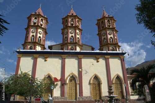 La gente del estado Tachira es en su gran mayoria de Religion Catolica,por eso podemos encontrar desde pequeñas capillas hasta enormes iglesias.