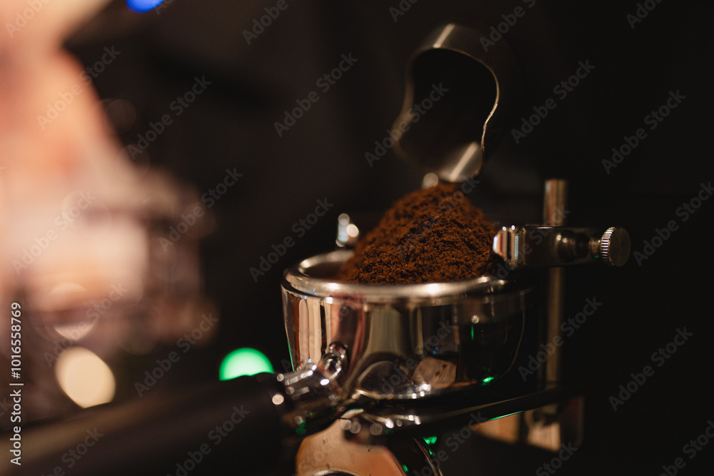 Naklejka premium In vibrant cafes, the barista skillfully operated the machine, grinding fresh beans to create a perfectly grated espresso, crafting a hot drink that delighted every customer.