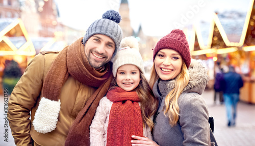 Familie auf dem Weihnachtsmarkt 