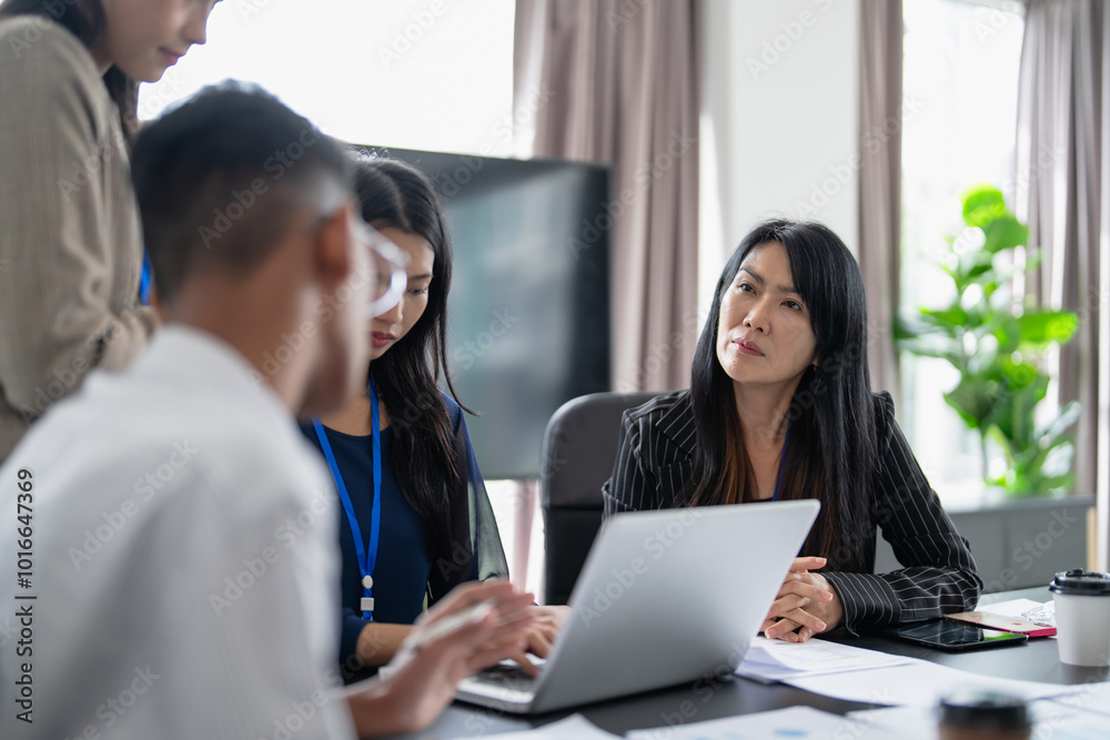 Obraz premium Business Diverse group meeting corporate at workplace.