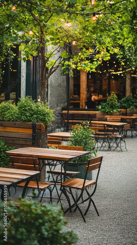 Obraz premium A serene outdoor cafe with wooden tables surrounded by greenery, creating a tranquil atmosphere for relaxation and dining.
