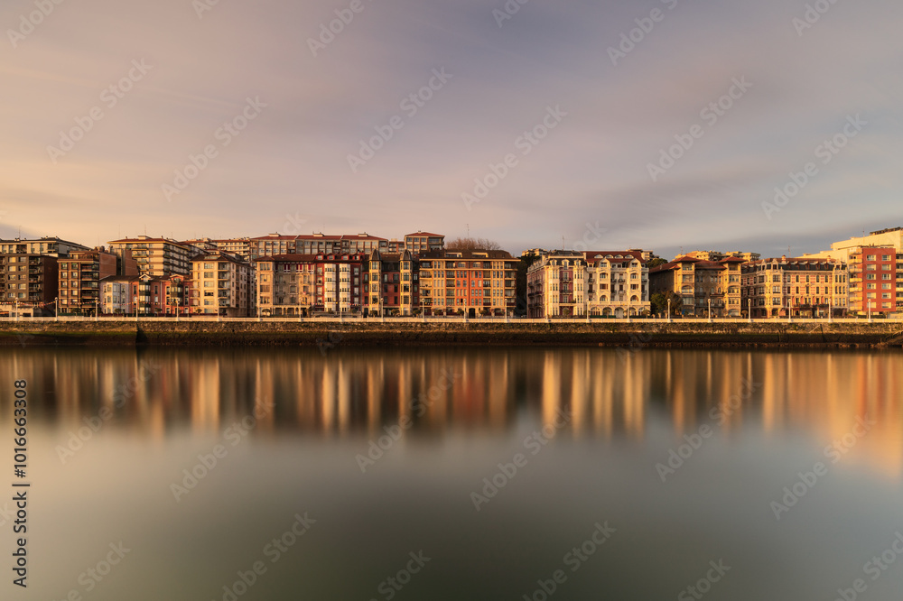 Fototapeta premium Skyline de la Villa de Portugalete y la ría de Bilbao