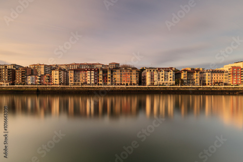 Skyline de la Villa de Portugalete y la ría de Bilbao